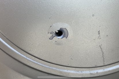 En la vivienda quedaron orificios en la puerta, a causa de los disparos.