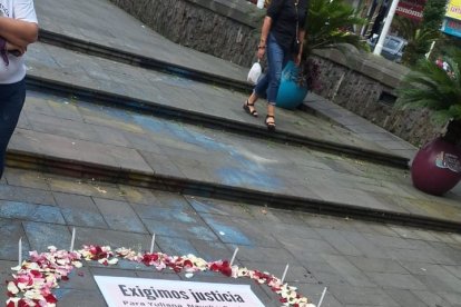 Chicas recordaban a sus fallecidas amigas.