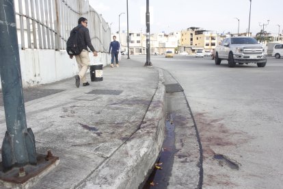 En el sitio aún se observan las manchas de sangre.