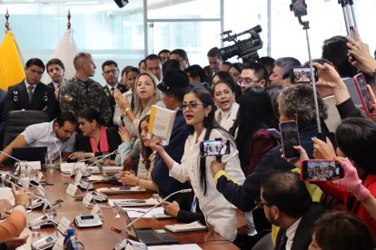 Viviana Veloz, en la mesa.