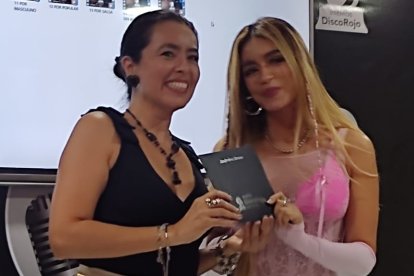 Gisella Meza con la cantante Andreina Bravo quien va por un nuevo Disco Rojo.
