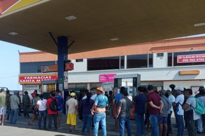 Curiosos del asesinato en Manta.