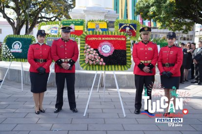 Directivos del Cuerpo de Bomberos de Tulcán presentaron su arreglo de flores.