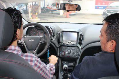 Toda persona que necesite conducir vehículos a motor dentro del territorio nacional, debe contar con su licencia.