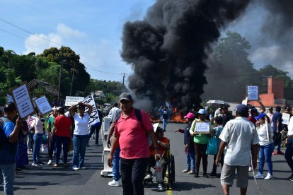 Pacientes renales cerraron vía en Los Ríos.