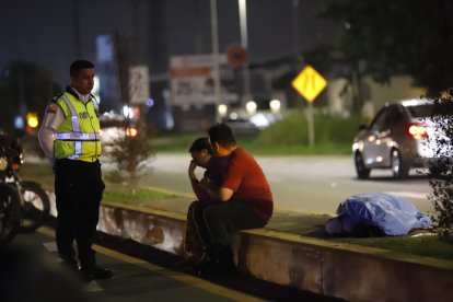 Allegados de los hermanos llegaron al sitio del suceso y lloraron al ver muerto a Édison.