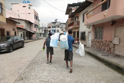 Juan y Marcos laboran por comida y vicio.