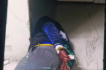 Los rateros se bajaron, amedrentaron al guardia del centro de comercio y luego lo maniataron.