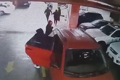 Los delincuentes llegaron en dos vehículos grandes y solo en este auto rojo estaban seis ‘choros’.