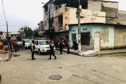 El hombre estaba reunido con cinco amigos cuando llegaron los sicarios.