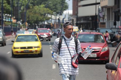 Los vendedores de agua y refrescos han visto un aumento considerable en sus ventas debido al calor.