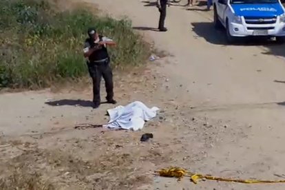 Sujetos en una moto de color negro atentaron contra la vida del adolescente.