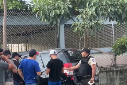 Joseph León se movilizaba en este carro y fue sorprendido por sujetos que andaban en motocicleta.