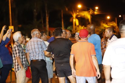 La reunión de los vecinos continuó hasta más de las 21:00.