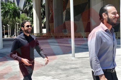 Mauricio Neme (Izquierda) y un acompañante en la audiencia.