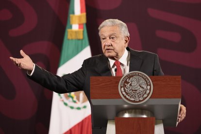 El presidente de México, Andrés Manuel López Obrador, habla durante su conferencia de prensa matutina este viernes en el Palacio Nacional de la Ciudad de México (México).