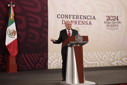 El presidente de México, Andrés Manuel López Obrador, participa durante su conferencia de prensa matutina este viernes en Palacio Nacional de la Ciudad de México (México).