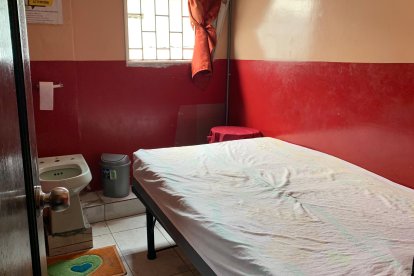 Habitación de la trabajadora sexual Angie, equipada con aire acondicionado.