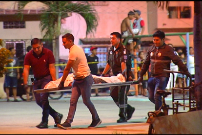 Los cadáveres fueron embarcados en el carro de Medicina Legal y llevados al Laboratorio de Criminalística para la autopsia. En el lugar fueron hallados 18 indicios balísticos