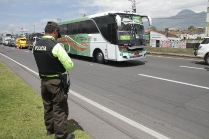 Los controles policiales se realizan en rutas que conectan a Mejía con otras provincias y con Quito.