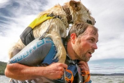 Imagen real de Mikael Lindnord con Arthur durante la travesía en Ecuador.