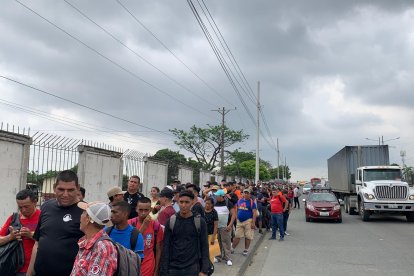 La fila de aspirantes superaba los 800 metros.