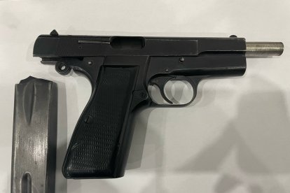 Esta y otra arma de fuego fueron encontradas en el allanamiento.