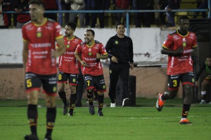 Lucas Mancinelli generó fútbol y se mandó un golazo desde fuera del área.