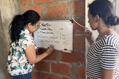 Mujeres de la parroquia El Morro son capacitadas en temas contables básicos.