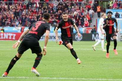 Piero Hincapié en el festejo del Bayer Leverkusen.