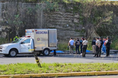 Los asesinados fueron cubiertos con fundas celestes y luego llevados a la morgue.