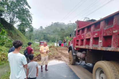 El tramo entre los recintos El Roto y El Mirador es un claro ejemplo del deterioro significativo que sufre esta carretera.