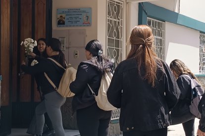 Entres los asistentes a la casa hogar eran evidente el dolor por los cuatro fallecidos.