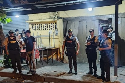 La víctima merendaba en un comedor cuando llegaron a matarlo.