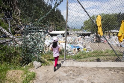 Los deportistas y quienes llegan a alentarlos deben ‘convivir’ con estaciones de reciclaje.