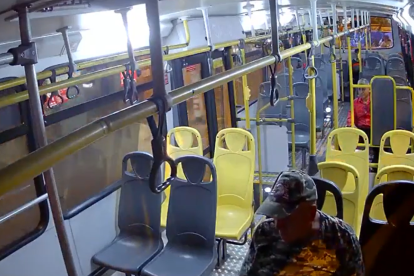 Otro imagen del bus urbano de la línea 45, en Guayaquil.
