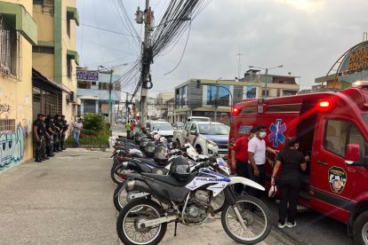 Socorristas del Cuerpo de Bomberos llegaron a la vivienda.
