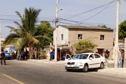 En su intento por evitar el ataque, el profesional médico se subió a una vereda.