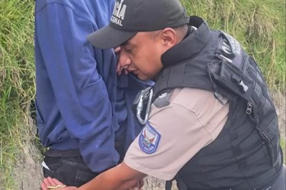 Momentos en que detuvieron a uno de los sospechosos.