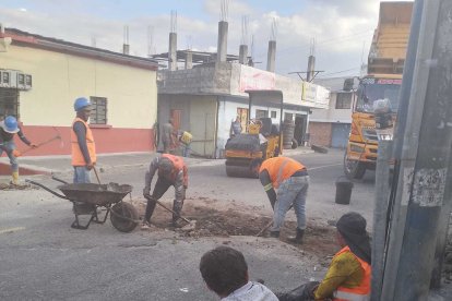 Los lugareños permanecieron pendientes de las labores que se realizaban.