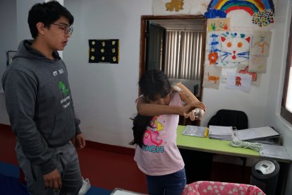 A la infante le hicieron rehabilitación para que aprendiera a manejar esta herramienta.