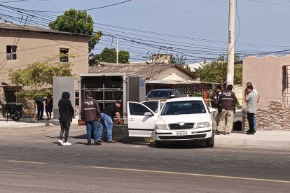 La víctima quedó sobre el asiento del copiloto en el carro que manejaba.