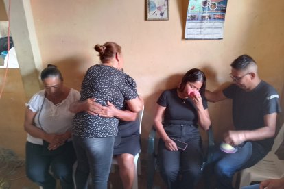 La madre y la esposa del uniformado reciben consuelo de los allegados.