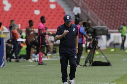 Jorge César Fortunato Célico, dirigiendo con la ropita de trabajo.