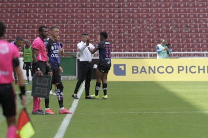 Javier Gandolfi. Peinado a gomina, traje de moda. Un lobo que se juega su vida, con pie derecho.