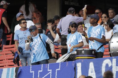 Hasta el minuto 90 + 5: jóvenes celestes, bombos y platillos, trompetazos y redoble.