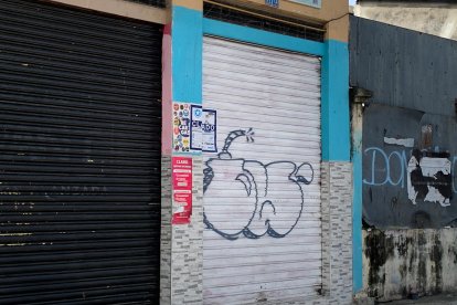 Sello de clausura en el negocio de la propietaria de la moto decomisada.