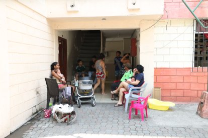 En el condominio en el que reside Lourdes López, los vecinos se mantenían en la parte exterior aún durante la mañana debido al calor.