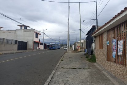 Cuando se va la luz en Ambato, vecinos de diversos barrios se preocupan.