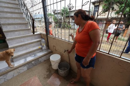 Afirman que repagan por obtener un poco de agua.